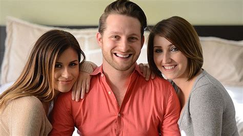 ¿una “pareja” De Tres Adam Lyons Comparte Su Cama Con Sus Dos Novias