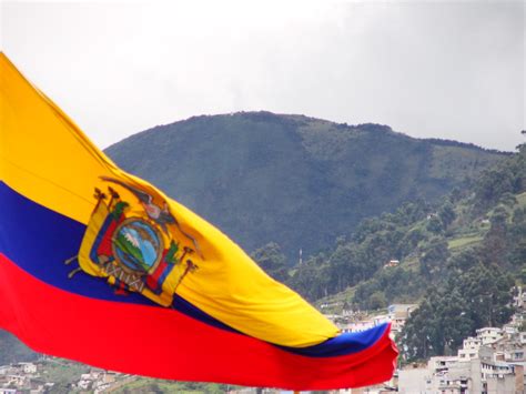 Bandera Del Ecuador Ecuador S Flag Detrás Las Sierras Yamil Salinas Martínez Flickr