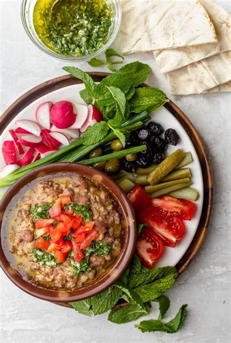 It is common to contain various dishes of eggs, beans, vegetables, cheeses, olives, salads, and/or bread. Ful Medames | Recipe | Food recipes, Middle eastern ...