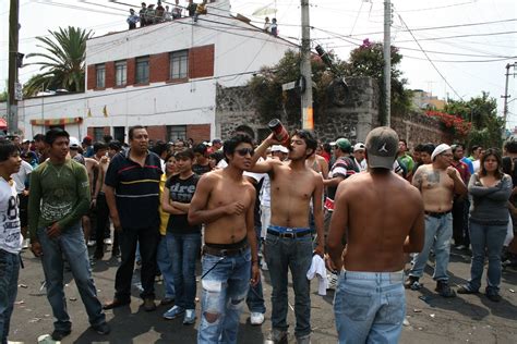 Imágenes Masculinas En Las Calles De México Chacales En Día De Gloria