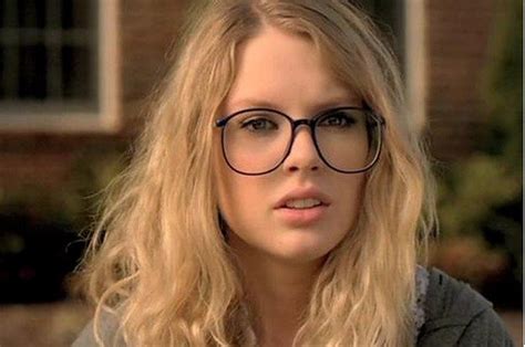 21 Photos Everyone With Glasses Will Recognise All Too Well Taylor Swift Taylor Swift 13 Taylor