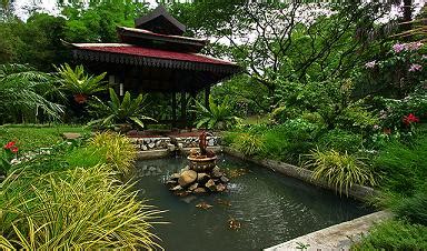 This monument was designed by an american sculptor, felix de weldon, and completed in 1966. Kuala Lumpur Lake Gardens - Romantic And Truly Enchantic