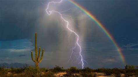 Stunning Photo Captures Lightning Rainbow At Same Time The Weather