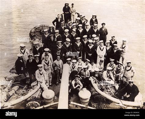 Crew Of Hms Swift In Group Photo On Deck Ww1 Stock Photo Alamy
