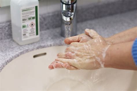 Enggak Sama Ini Beda Cara Cuci Tangan Pakai Sabun Dan Hand Sanitizer