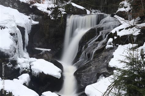Foto De Triberg Waterfalls In Winter With Snow Long Exposure In Fog