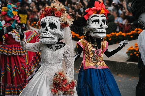 Two Skeletons Waving To The Viewets At Dia De Los Muertos Parade In