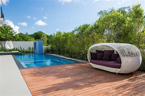 Stylish And Fashionable Outdoor Beds For The Ultimate