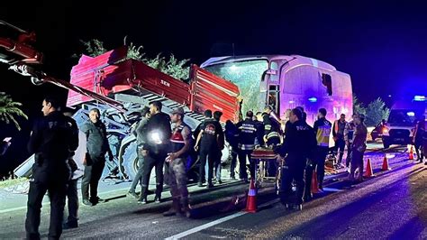 Erzurum da yolcu otobüsü traktöre çarptı 2 ölü 1 i ağır 18 yaralı