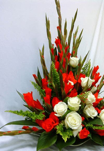 Tuy nhiên rất nhiều chị em vẫn còn lúng túng khi không biết phải cắm làm sao cho đẹp và tạo điểm nhấn cho bình hoa bởi lẽ thân cành khá dài, và mang nhiều hoa trên một cành gây khó khăn cho việc tạo hình của bình hoa. Cách cắm hoa lay ơn để bàn thờ vào ngày Tết và các ngày lễ