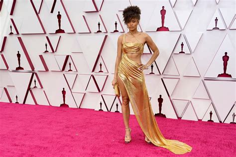 Oscars 2021 Das Waren Die Schönsten Outfits Vom Roten Teppich