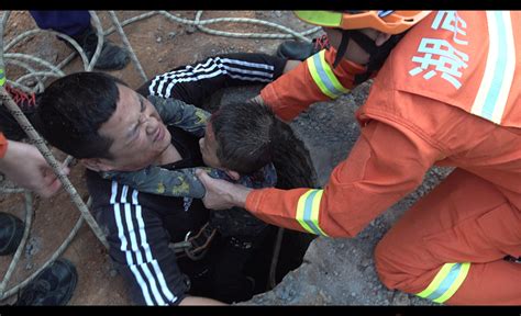湖南双峰一6岁男童坠入污井，热心人只身入井爬行400米救人 今日关注 湖南在线 华声在线