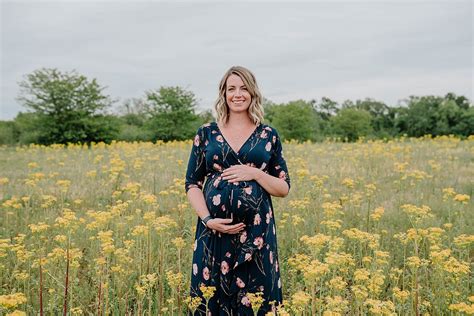 St. Louis Maternity Photographer // Maternity Session // Maternity pictures // Spring maternity ...
