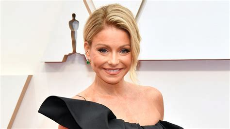 Kelly Ripa Shares Gray Roots On Instagram During Quarantine — Photos