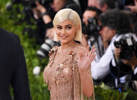 Kylie Jenner Broke The Met Galas No Selfie Rule With A Bathroom