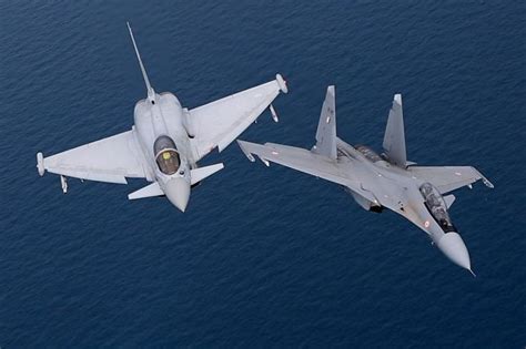 Des Su 30mki Indiens Sentraînent Avec Des Eurofighter Typhoon De La