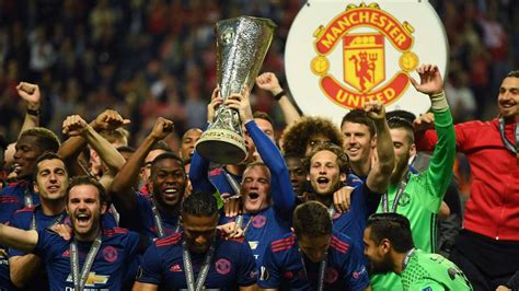 In unseren europa league tipps erfährst du, was die experten vom bild sportwetten team von den atletico madrid brachte die trophäe insgesamt dreimal nach spanien, zweimal in den letzten 10. Manchester United Europa League trophy - Goal.com