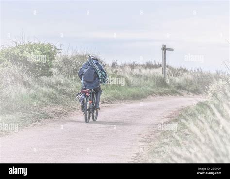 Imagen Del Hombre En Una Bicicleta En Bicicleta A Través De La Dand