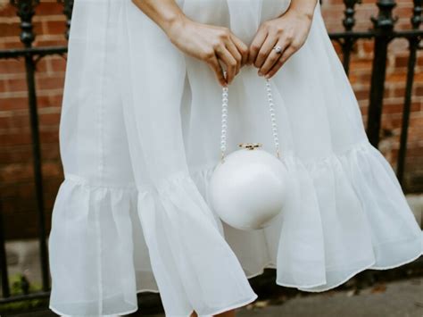 een handtas of clutch voor de bruid het perfecte accessoire