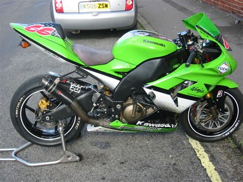 Buying a bike starts at bikez. 2004 Kawasaki Ninja ZX-10R (ZX1000-C1) - Moto.ZombDrive.COM