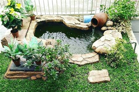 Kolam ikan di halaman depan rumah tidak hanya mempercantik halaman namun juga menjadi hiburan bagi tamu yang datang. 7 Desain Taman Minimalis di Lahan Sempit