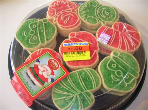 Kroger closes at 6:00 or 7:00 pm on christmas eve and is closed on christmas day generally. durhamonthecheap: Bargain shopping at Kroger: Christmas cookies on clearance