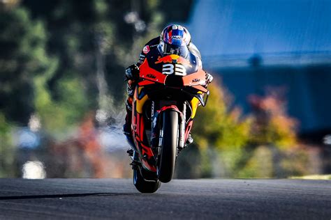 Brad binder 33 fan club. Brad Binder: Becoming 33 - Carrera de debut