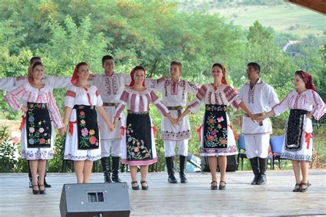 Romanian Traditional Dress Port Populaire Romanesc Romania Photo 39891838 Fanpop
