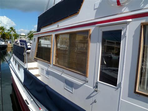 Grand Banks 49 Motoryacht Stbd Cabin Side