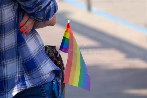 Vlag Van De Regenboog In De Zak Van De Deelnemer Van De Gemeenschap Lgbt Stock Afbeelding