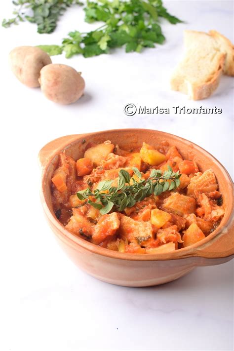 La trippa con patate e piselli è una ricetta della cultura contadina molto saporita e ipocalorica. Trippa con Patate | Ricetta della tradizione contadina