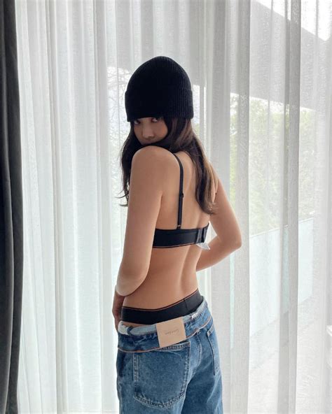 Blackpinks Jennie Kim Sultry Poses On Instagram