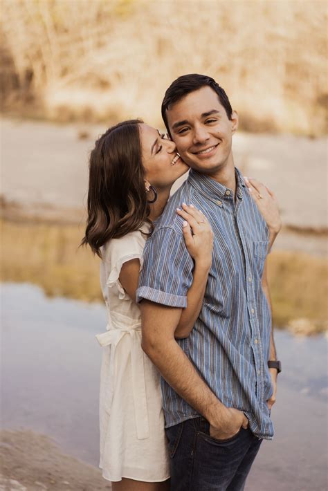 Austin Texas Wedding Photographer Couples Photoshoot Outdoors Atx Couples In Love Bull