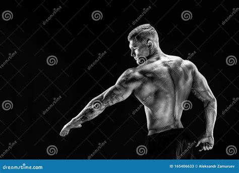 Bodybuilder Posant Homme Musclé En Forme Sur Fond Sombre Image Stock