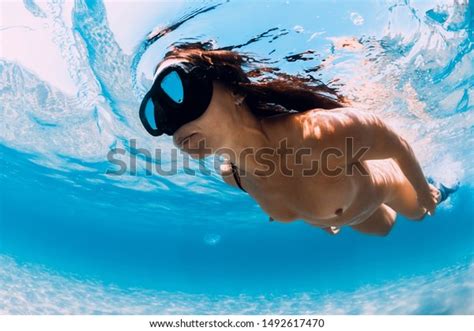 Naked Woman Free Diver Glides Over Stockfoto Shutterstock