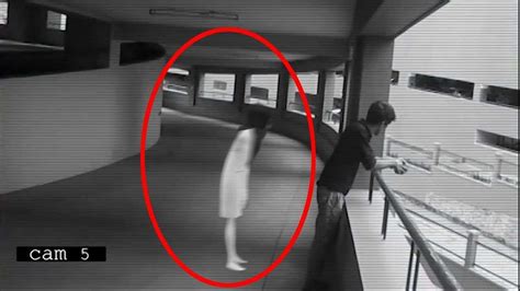 The internet is full of videos which claim that they capture paranormal activities. Uomo fa una foto e scopre di avere un fantasma in cucina ...