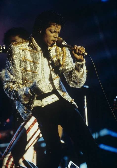 图文：杰克逊去世 杰克逊在1984年演唱会上影音娱乐新浪网