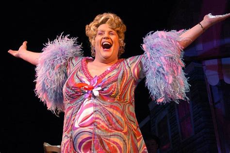 This is me, from the greatest showman, with the bbc. Michael Ball sera Edna Turnblad dans "Hairspray" au London ...