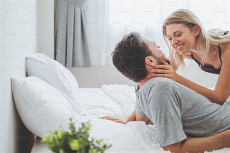 amant de couple heureux sur le lit câlin et baiser dans un moment romantique amour et concept