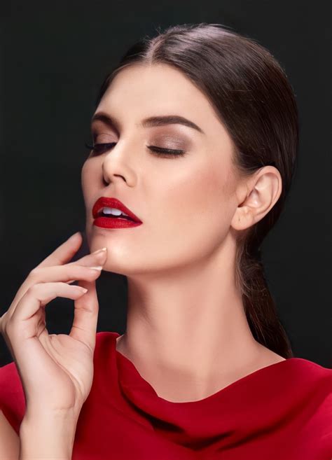 Female Daily Editorial 5 Rekomendasi Lipstik Merah Lokal Untuk Melengkapi Makeup Natal