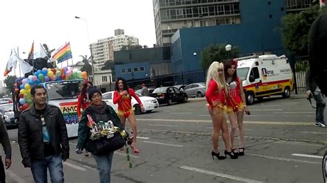 Así nació en 1970 la primera marcha del orgullo gay, que empezó en nueva york, luego se sumó los ángeles y hoy se celebra en varias ciudades del mundo en los días posteriores al 28 de junio. Marcha del Orgullo LGBT(Lima, Perú) Junio 2013 - YouTube