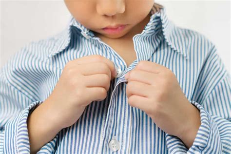 Tips Mengajarkan Anak Memakai Baju Sendiri • Hello Sehat