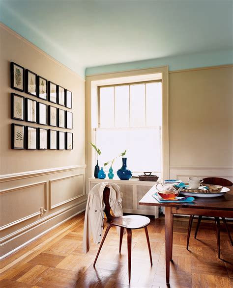 While blue used to be once considered cold for such a room, it no longer is as it can be warmed up with wooden furniture. The Best Dining Room Paint Colors | HuffPost