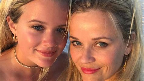 Reese Witherspoons Daughter Ava Phillippe Introduced To Society At Le