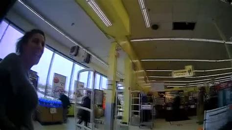 une antimasque se fait arrêter dans un magasin et tente de résister aux policiers reportage en