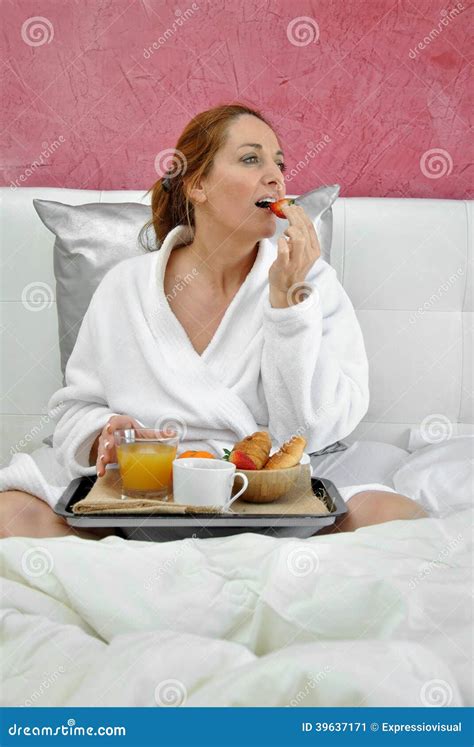 Desayuno De La Mujer En Su Cama Imagen De Archivo Imagen De Casero