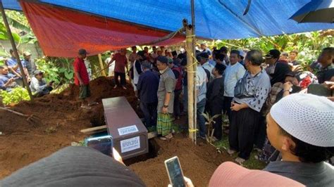 Pemakaman 2 Korban Tragedi Plumpang Di Bogor Diwarnai Isak Tangis