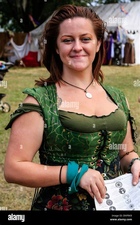 Junge Frau In Einem Vollbusige Grünen Kleid Auf Einer Mystischen Messe In Sarasota Fl