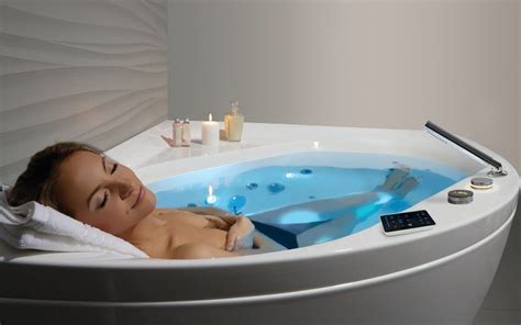 Small tub (less than 59in). 5 Best Whirlpool Tubs (Jul. 2020) - Reviews & Buying Guide﻿