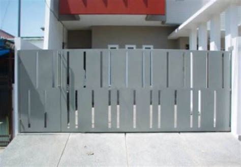 Desain pintu pagar lipat juga bisa diterapkan untuk rumah yang besar, denga memanjang sehingga seimbang dengan ukuran rumahnya. Jaya Stainless